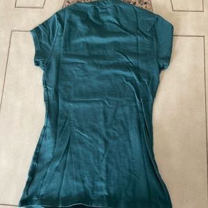 Guess brand in XS size shirt. Dark green color. Excellent condition